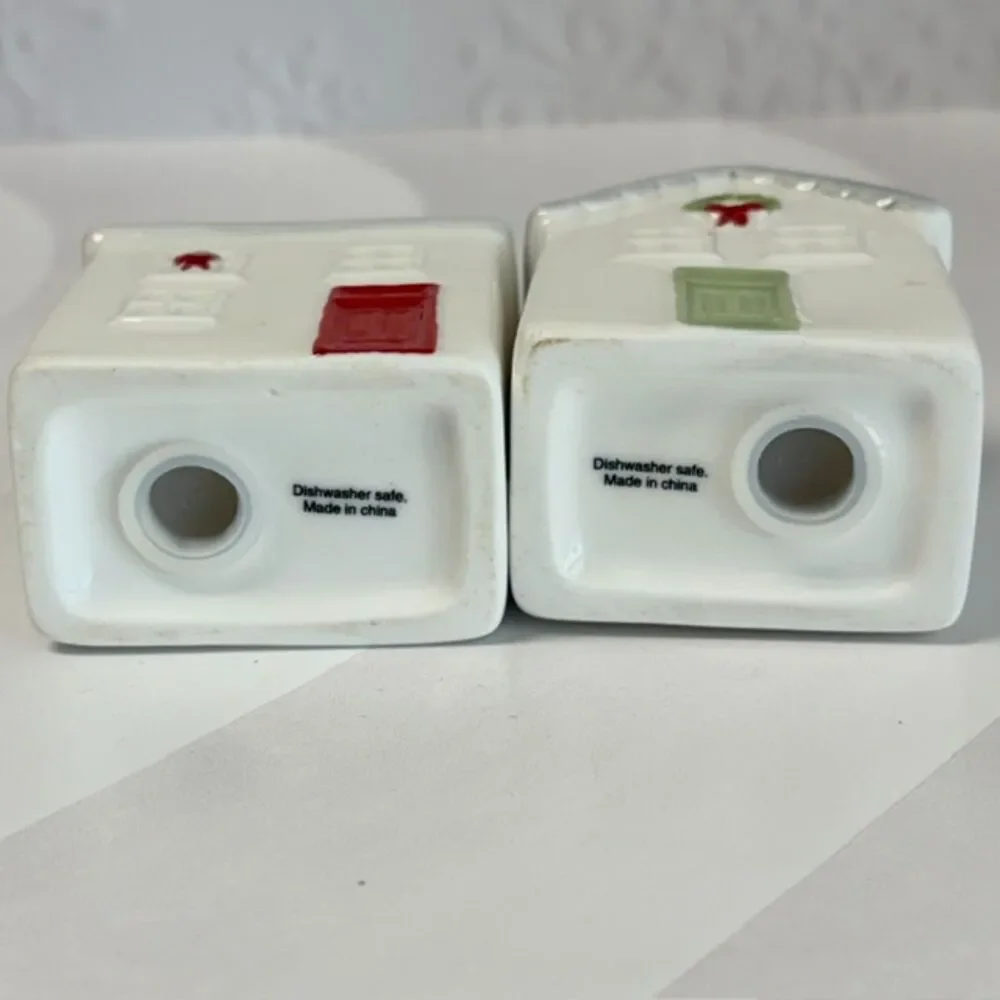 Christmas House Salt Pepper Shakers Ceramic Wreath Red Green Doors Set of 2